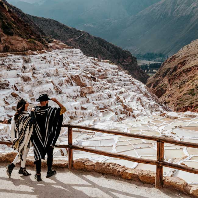 turist couple in maras salt mines